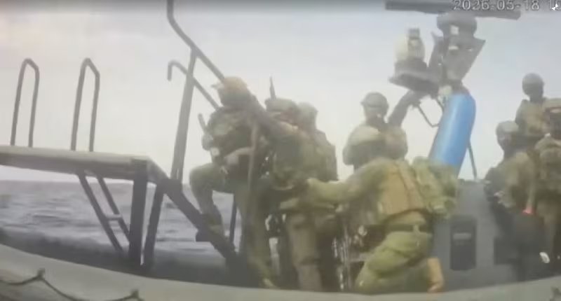 Un buque de la Marina israelí intercepta a la Global Sumud Flotilla en su ruta hacia Gaza, el 18 de mayo. Israel calificó la misión como