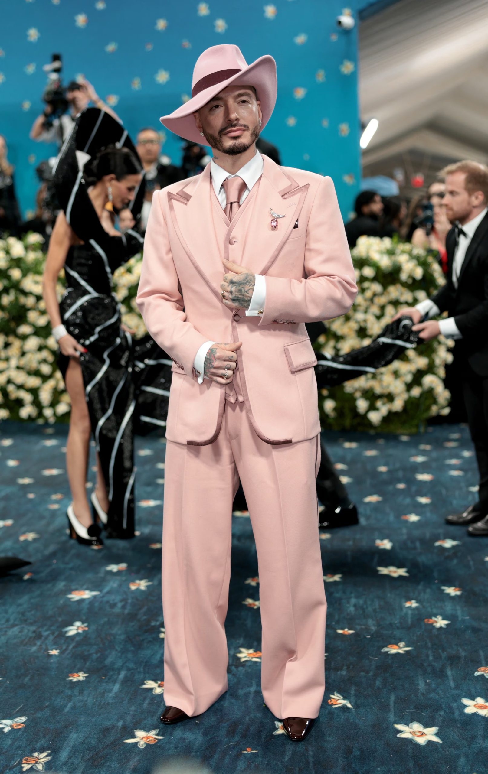 Traje rosa claro de corte amplio con chaleco, camisa, corbata y sombrero de ala ancha a juego, anillos y broche en la solapa para una gala (REUTERS/Mario Anzuoni)