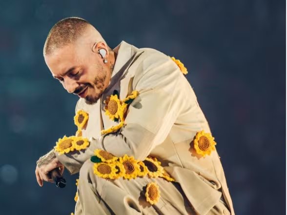 Traje crema decorado con girasoles en relieve en chaqueta y pantalón, cabello rapado y barba delineada para un look floral y cohesivo (@jbalvin/IG)