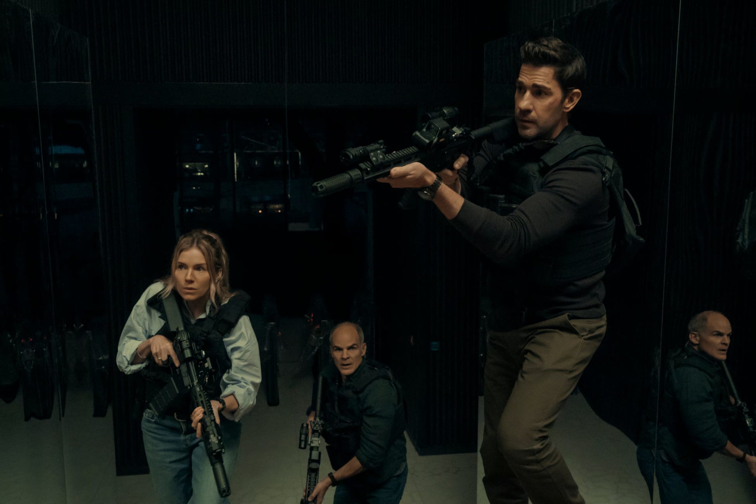 John Krasinski coescribe y protagoniza la cinta junto a Sienna Miller, quien debuta como Emma Marlowe, agente del MI6, aportando nueva dinámica a la saga.(Prime Video)