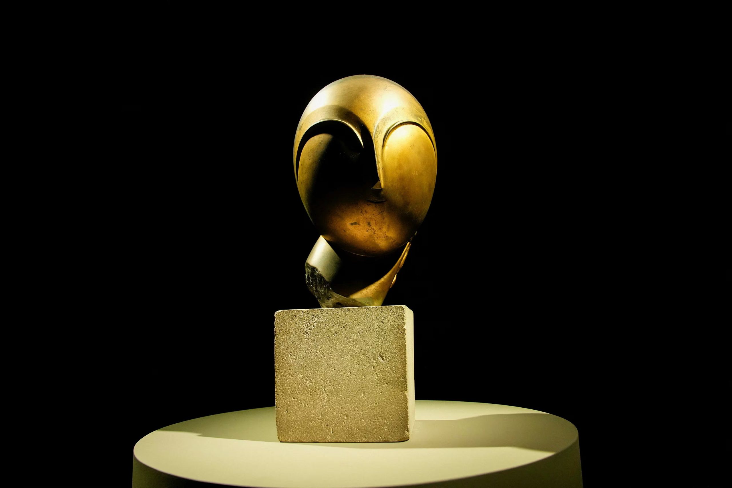 “Danaïde”, una cabeza en bronce de alrededor de 1913 del escultor Brancusi, alcanzó los 107,6 millones de dólares (REUTERS/Eduardo Munoz)