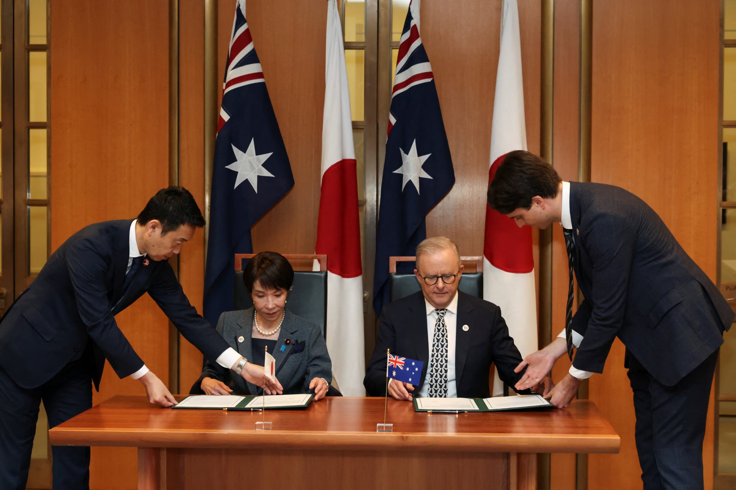 La cooperación bilateral también se extiende al ámbito militar. Ambos países consolidaron sus vínculos de defensa con un acuerdo por unos 10.000 millones de dólares australianos firmado el año pasado, que prevé la provisión de buques de guerra furtivos clase Mogami por parte de Japón a la marina australiana (REUTERS)