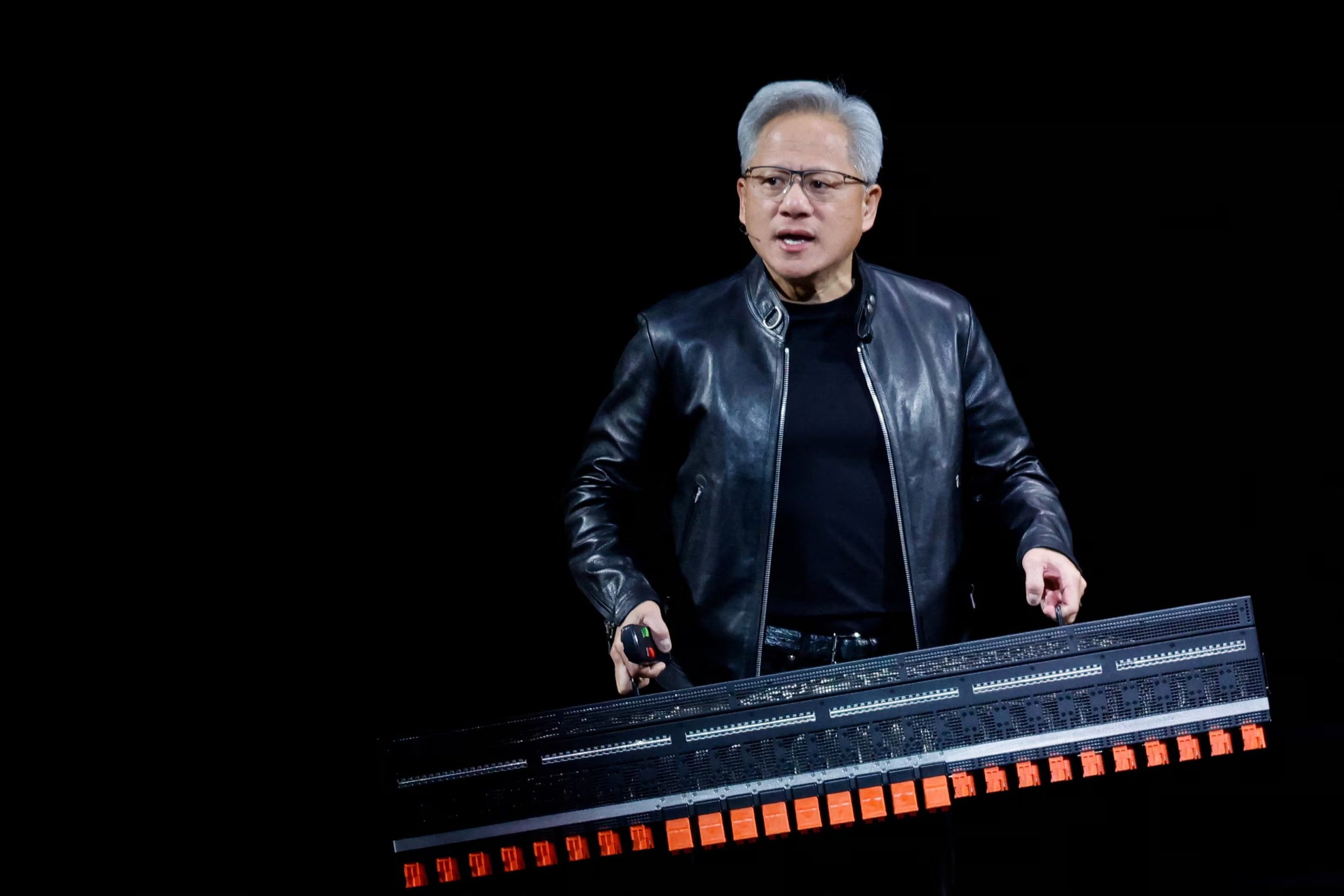 Jensen Huang, CEO de Nvidia, no suavizó su mensaje cuando habló sobre el futuro del trabajo en la era de la inteligencia artificial. 

 REUTERS/Fred Greaves