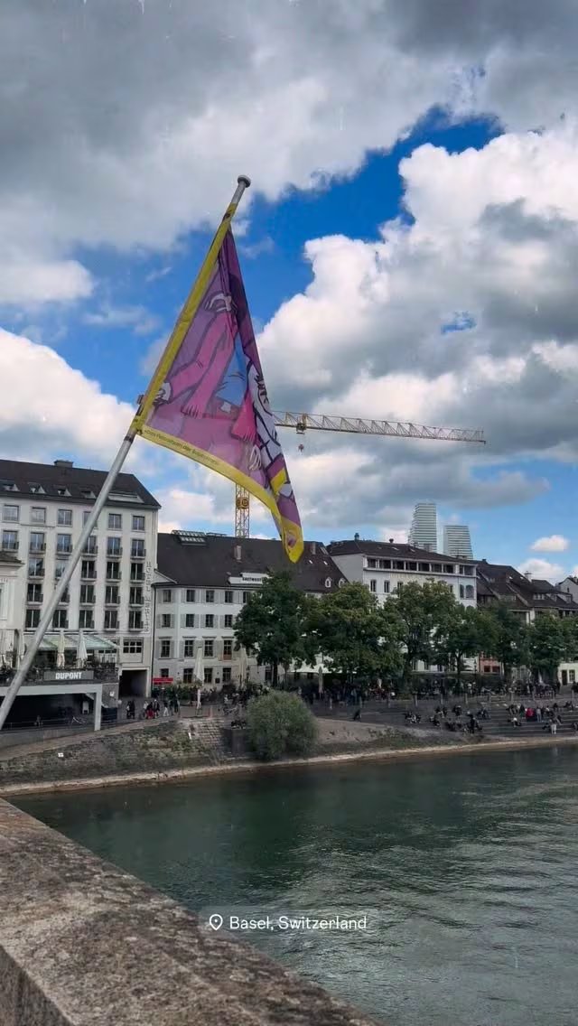 Jimena compartió una imagen de la pintoresca Basilea, Suiza, como parte de sus vacaciones familiares, mostrando el río Rin y la arquitectura local bajo un cielo nublado