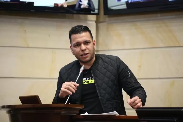 Alias Calarcá, cabecilla de disidencias Farc, es señalado, por Jota Pe Hernández, como autor intelectual del presunto atentado que involucra a bandas Los Turcos y Los Kamikazes - crédito Prensa Senado