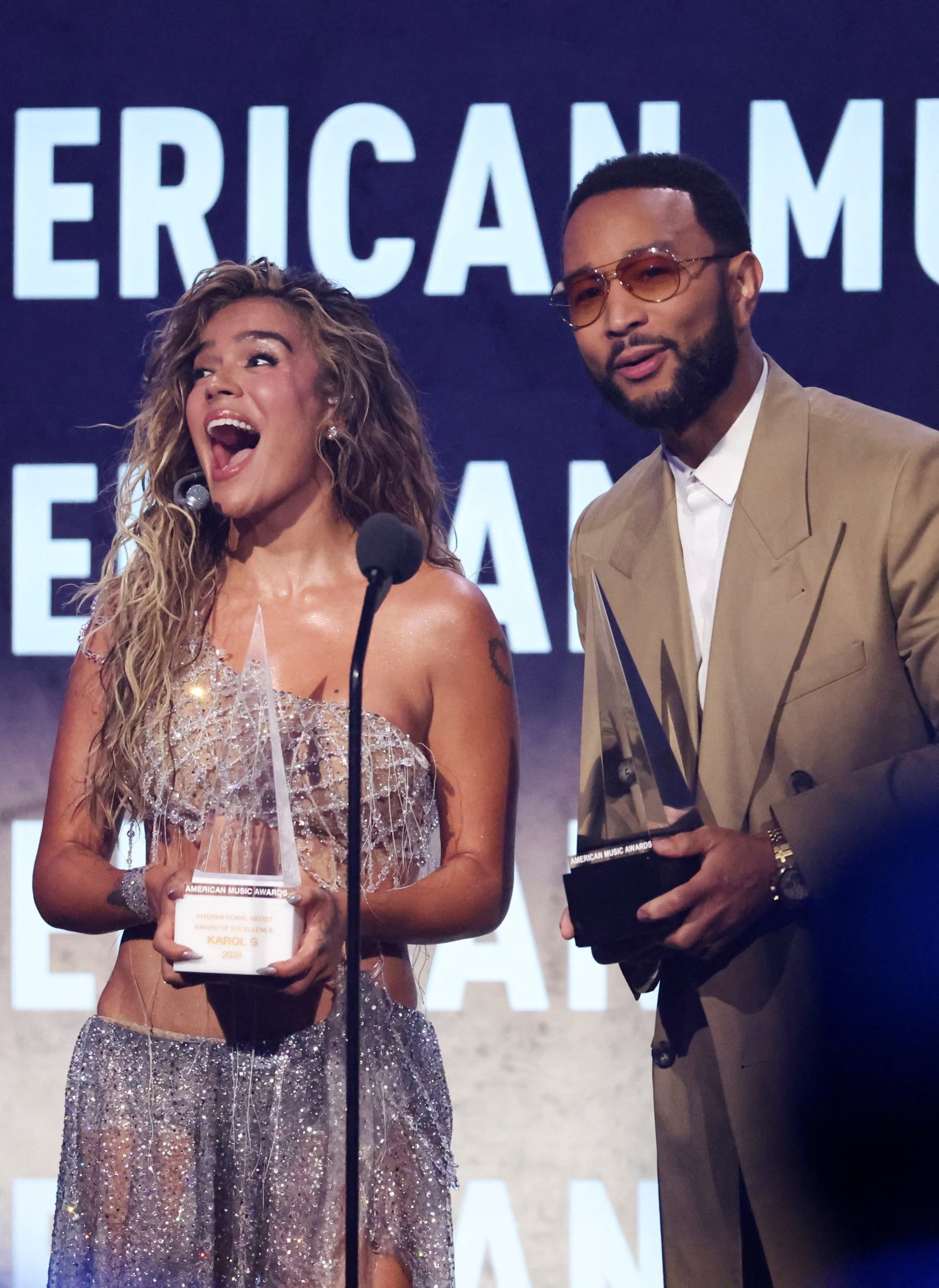 Karol G fue ovacionada en los American Music Awards tras obtener el premio a Mejor Álbum Latino del Año y el Premio Internacional de Excelencia Artística, consolidando su posición como referente global - crédito REUTERS/Mario Anzuoni