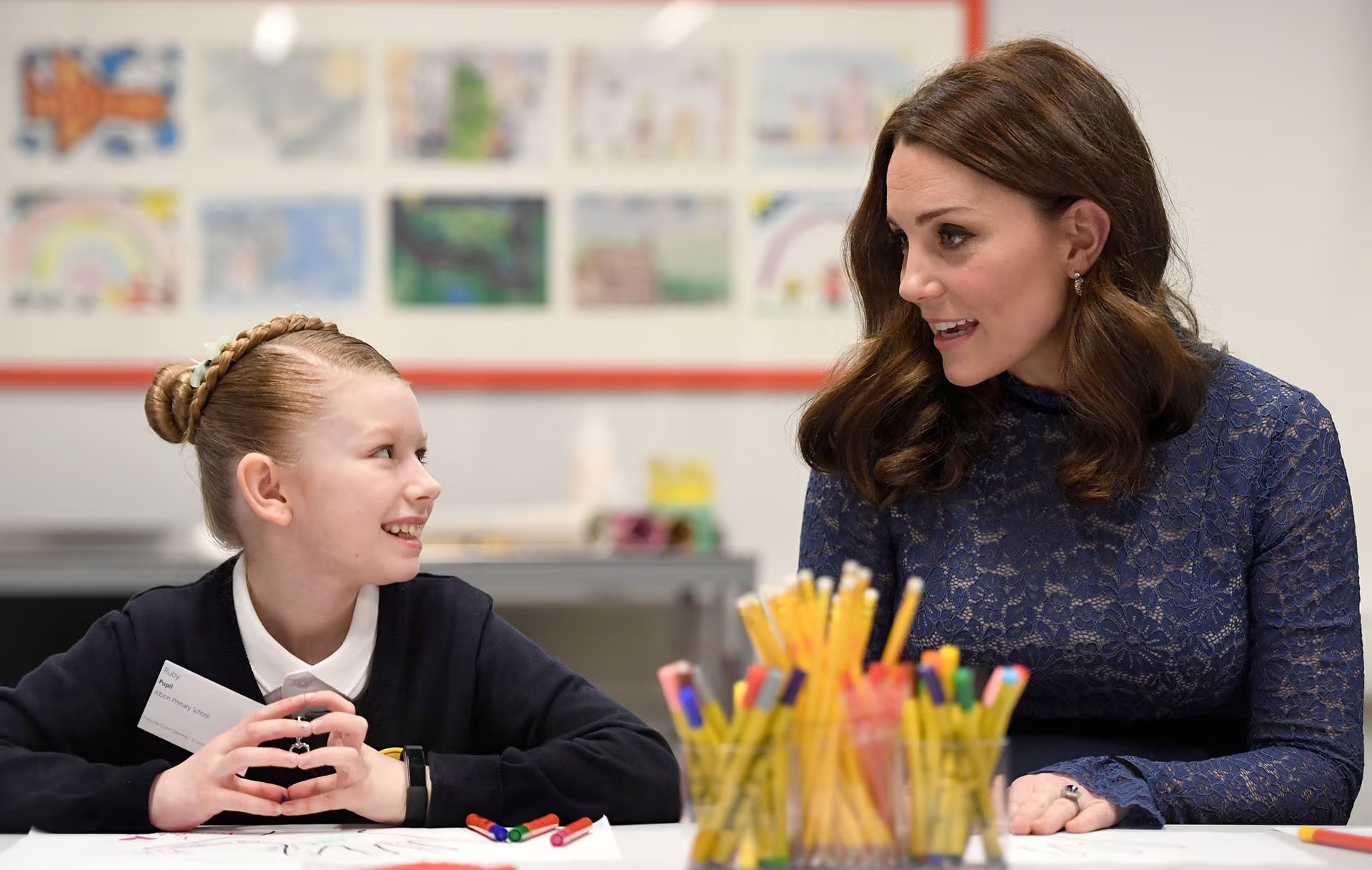 La princesa de Gales junto a una niña durante una visita a una escuela británica. (AFP PHOTO / POOL / Victoria Jones)