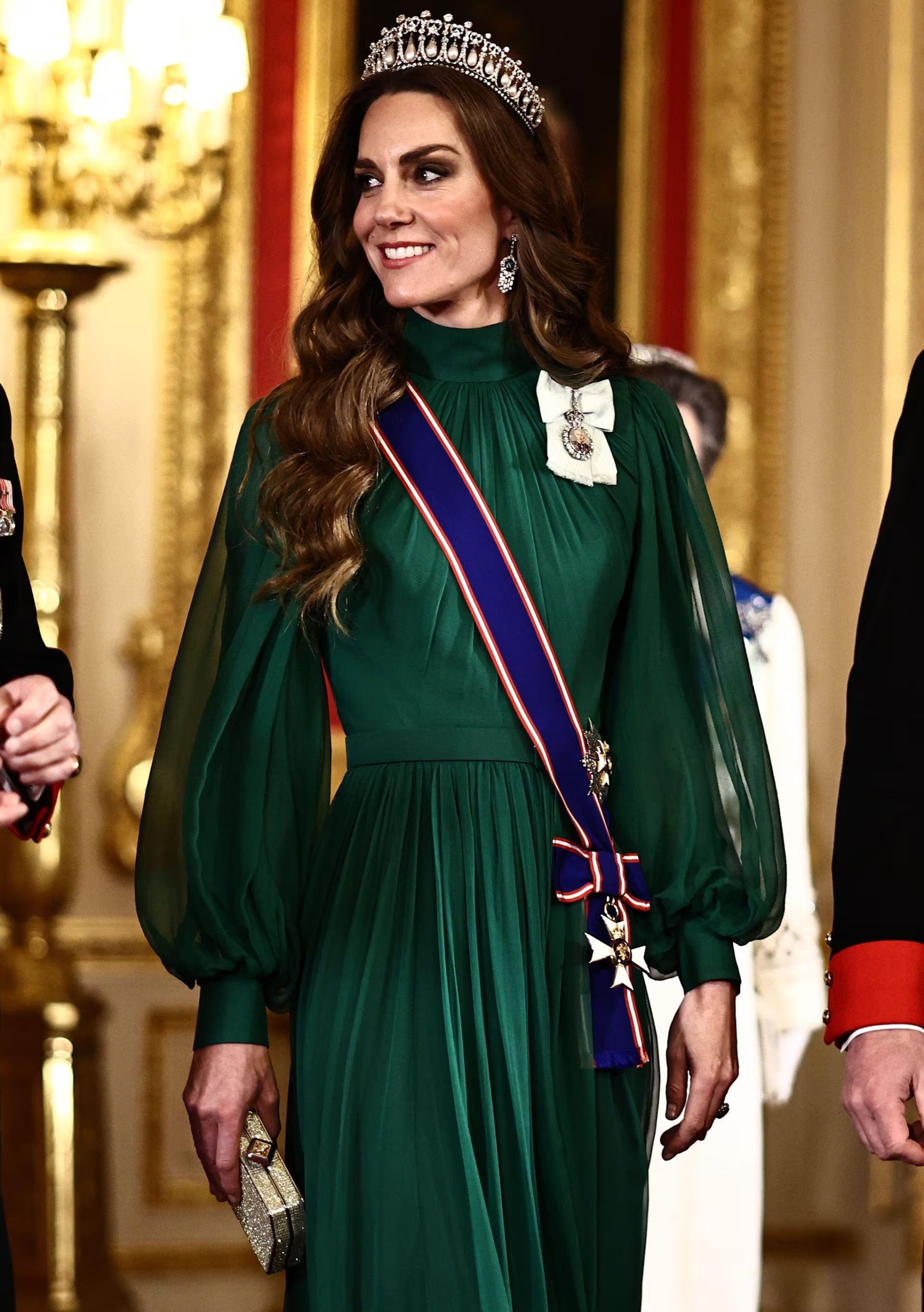 La Princesa de Gales Catherine asiste a un evento real luciendo un vestido verde esmeralda, una tiara y condecoraciones (Grosby)