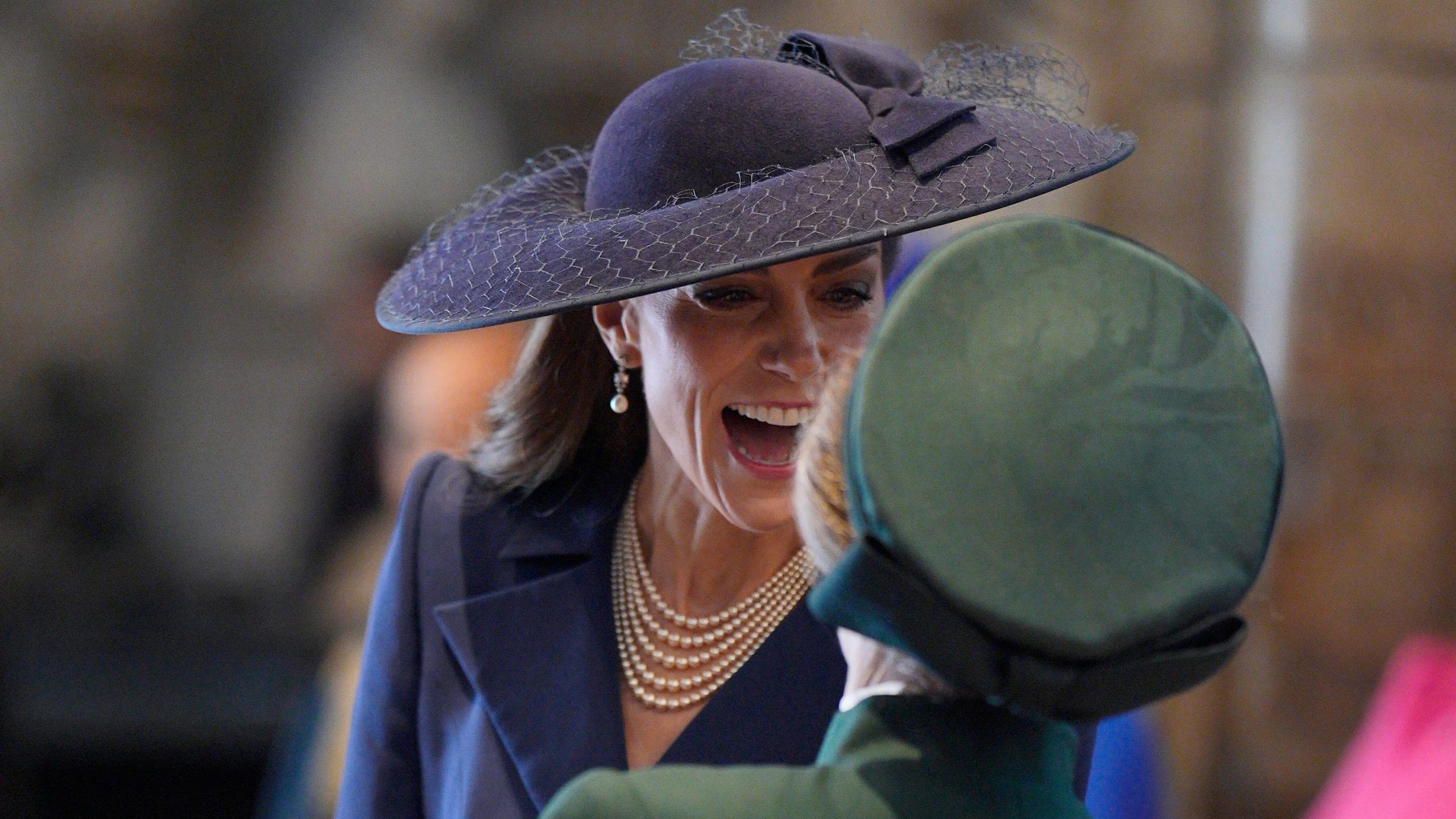 El abrigo azul marino de corte clásico, el sombrero ancho y los accesorios discretos reafirmaron la apuesta de Kate Middleton por la elegancia atemporal (Alamy)