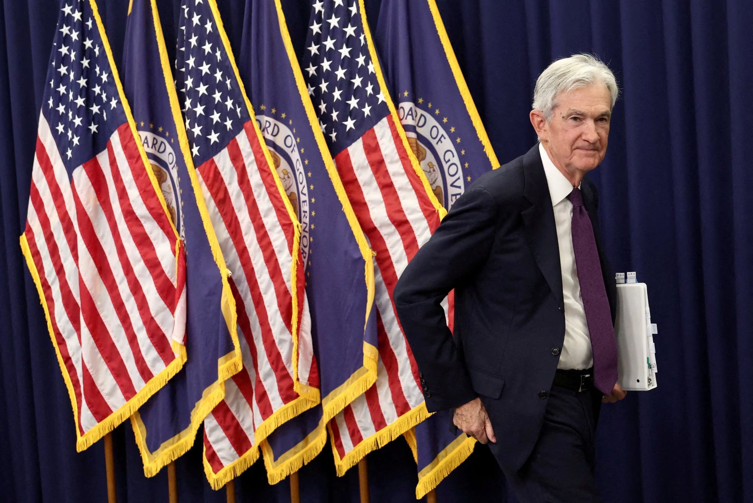 El presidente de la Reserva Federal de Estados Unidos, Jerome Powell, se retira tras su última rueda de prensa después de una reunión de dos días del Comité Federal de Mercado Abierto (FOMC), en la Reserva Federal de Estados Unidos en Washington, D.C., EE. UU., el 29 de abril de 2026 (REUTERS/Kevin Lamarque)