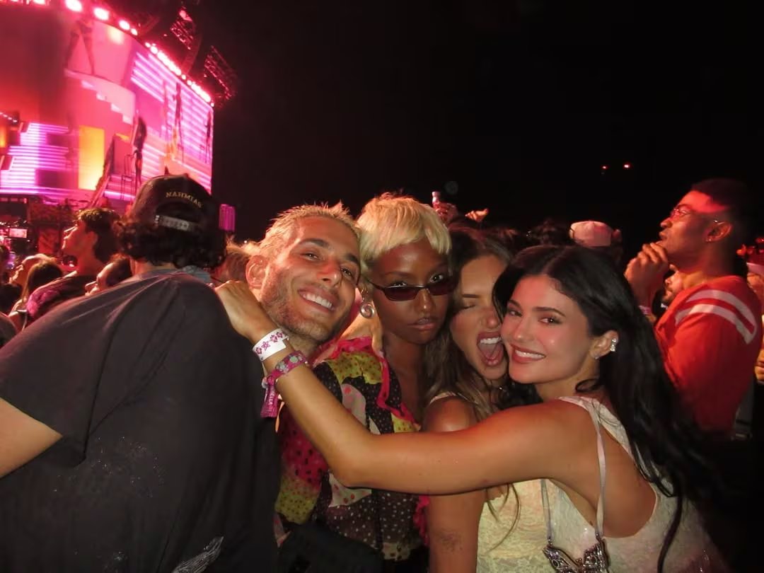 Kendall Jenner y Kylie Jenner volvieron a convertirse en dos de las celebridades más comentadas de Coachella 2026. 
(Créditos: Kylie Jenner/Instagram)