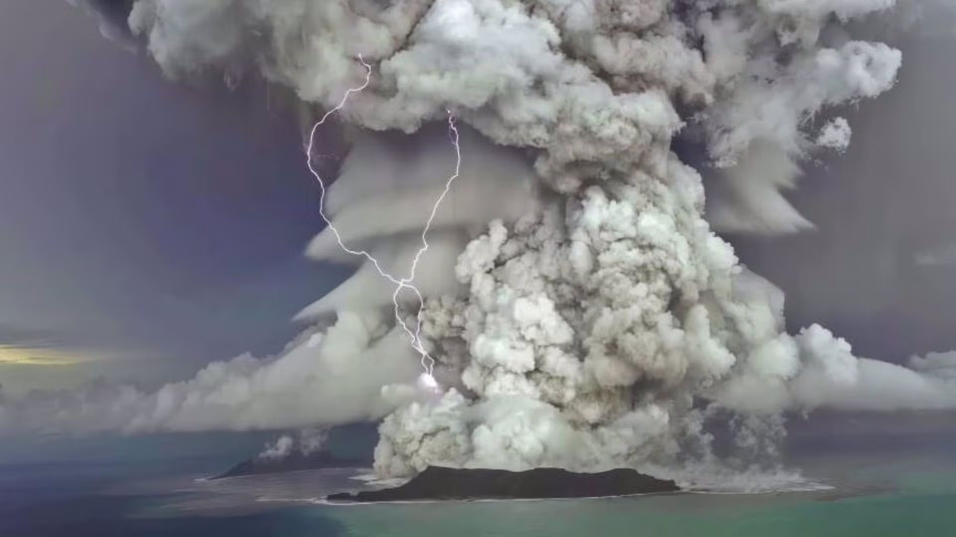 La erupción del volcán Hunga Tonga sirve como caso de estudio para comprender el impacto de eventos geológicos sobre la ionosfera y el clima espacial