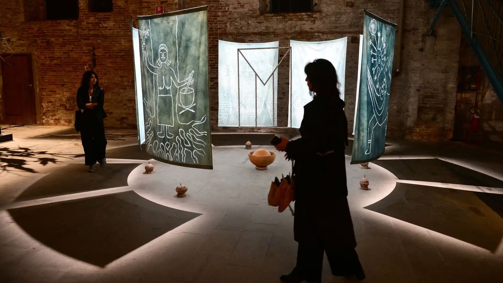 La Bienal de Venecia 2026 se desarrolla entre debates, homenajes y obras que buscan dignificar la vitalidad frente a tiempos convulsos (Crédito: Casey Kelbaugh / The New York Times)
