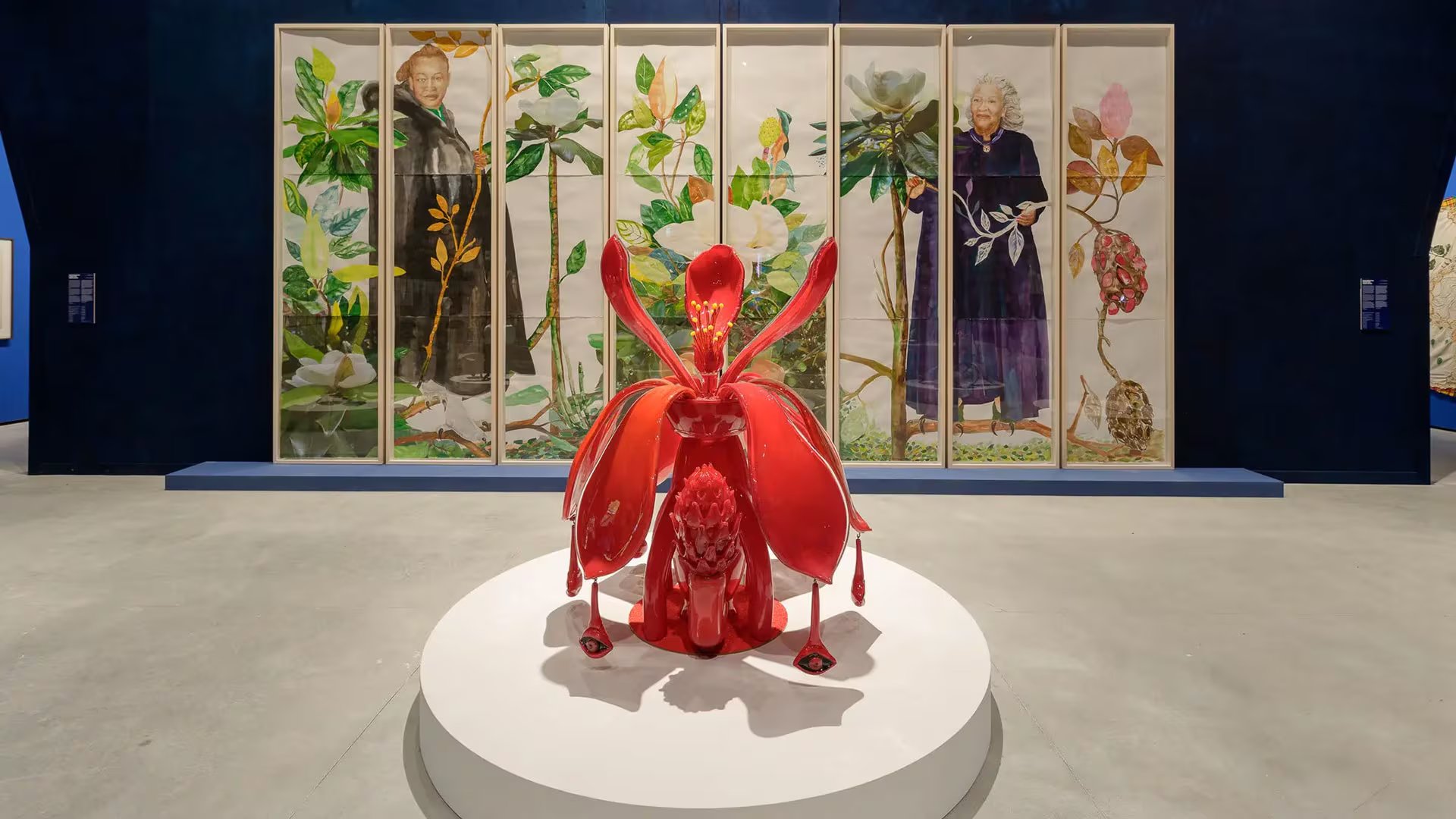 El homenaje a figuras como Beverly Buchanan e Issa Samb se diluye en la abundancia de obras y la disposición abigarrada de las salas (Crédito: Casey Kelbaugh / The New York Times)