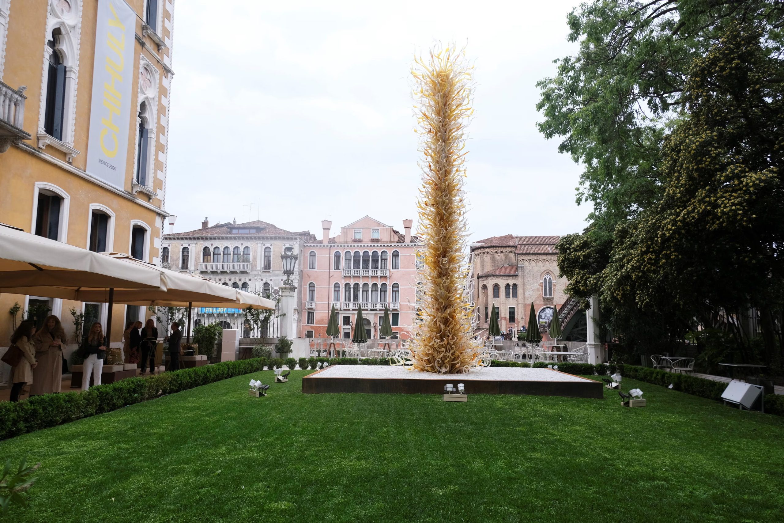 Una instalación, que forma parte de tres nuevas obras monumentales del artista Dale Chihuly, cerca del Gran Canal (REUTERS/Manuel Silvestri)