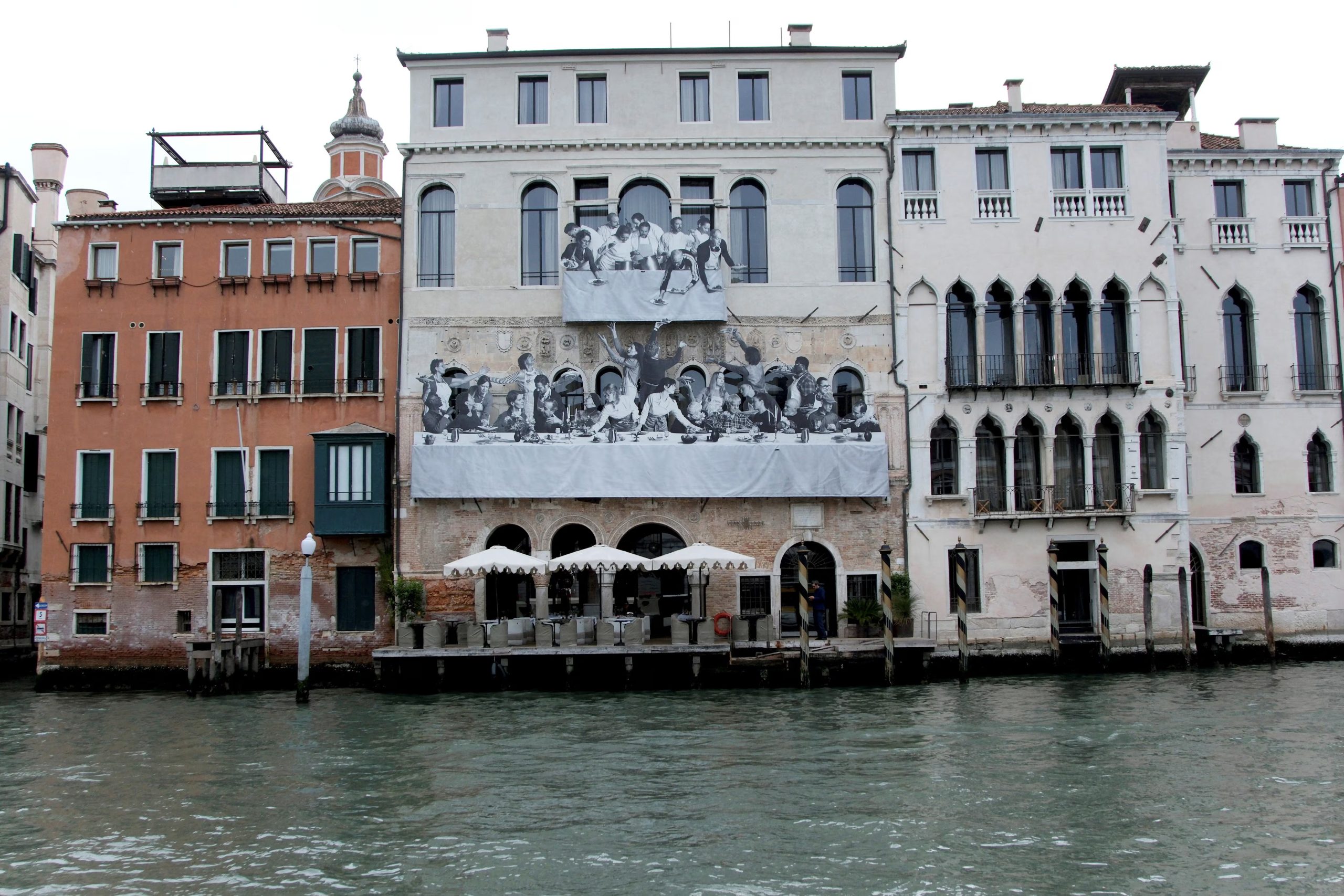 El artista callejero francés JR regresa a Venecia para la bienal de 2026 con 