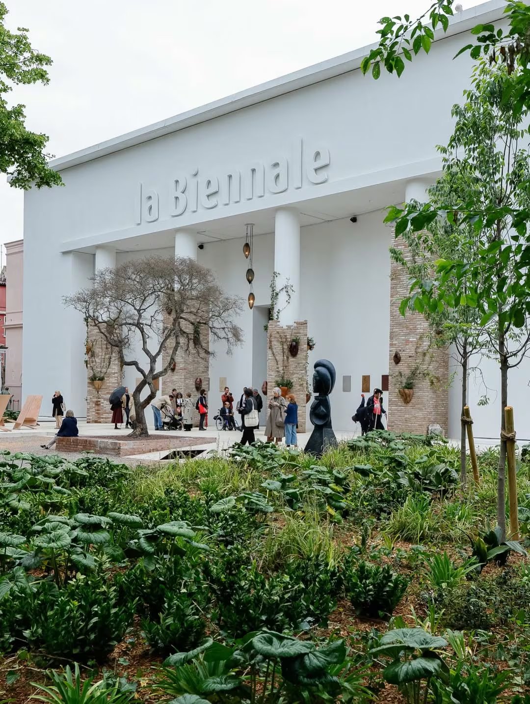 Ingreso a la Bienal bajo el lema 