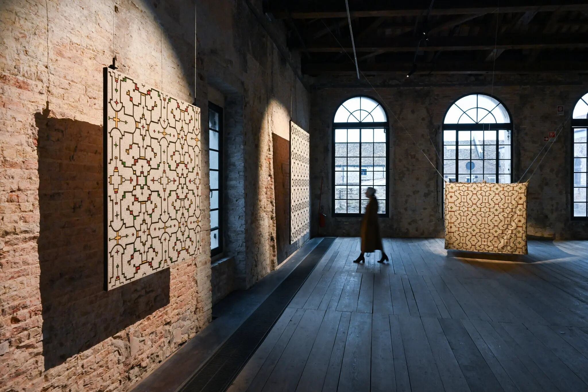 El pabellón de Perú exhibe la obra hipnótica de Sara Flores, la primera artista indígena en representar al país en la Bienal (Crédito: Casey Kelbaugh para The New York Times)