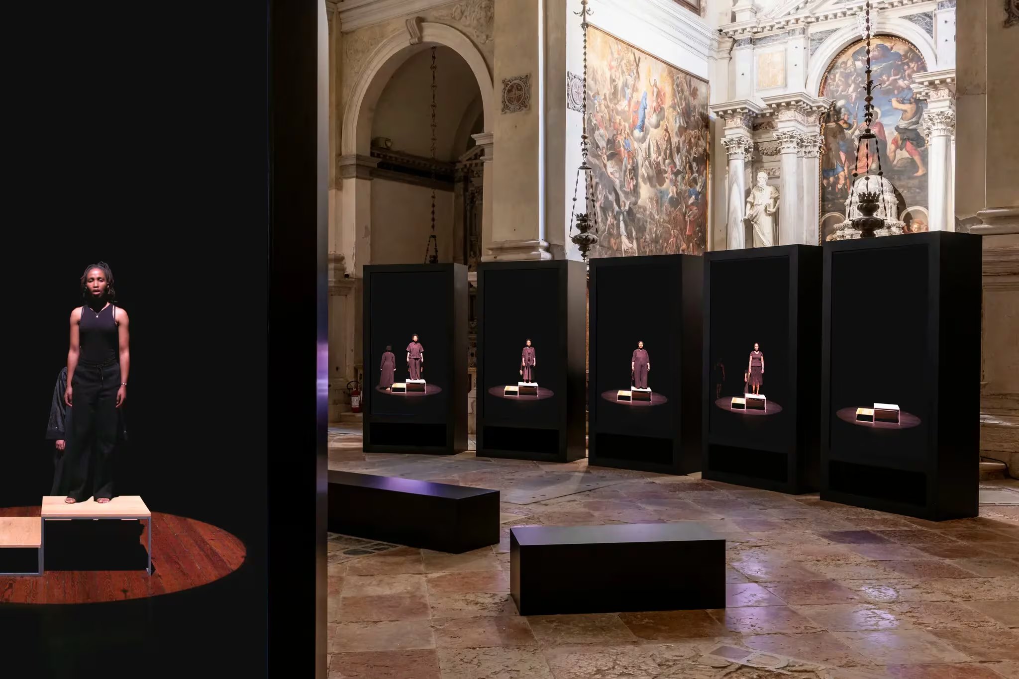 La obra “Elegía” de Gabrielle Goliath rinde homenaje a las víctimas de feminicidio y violencia (Crédito: Gabrielle Goliat; Foto de Luca Meneghel / The New York Times)