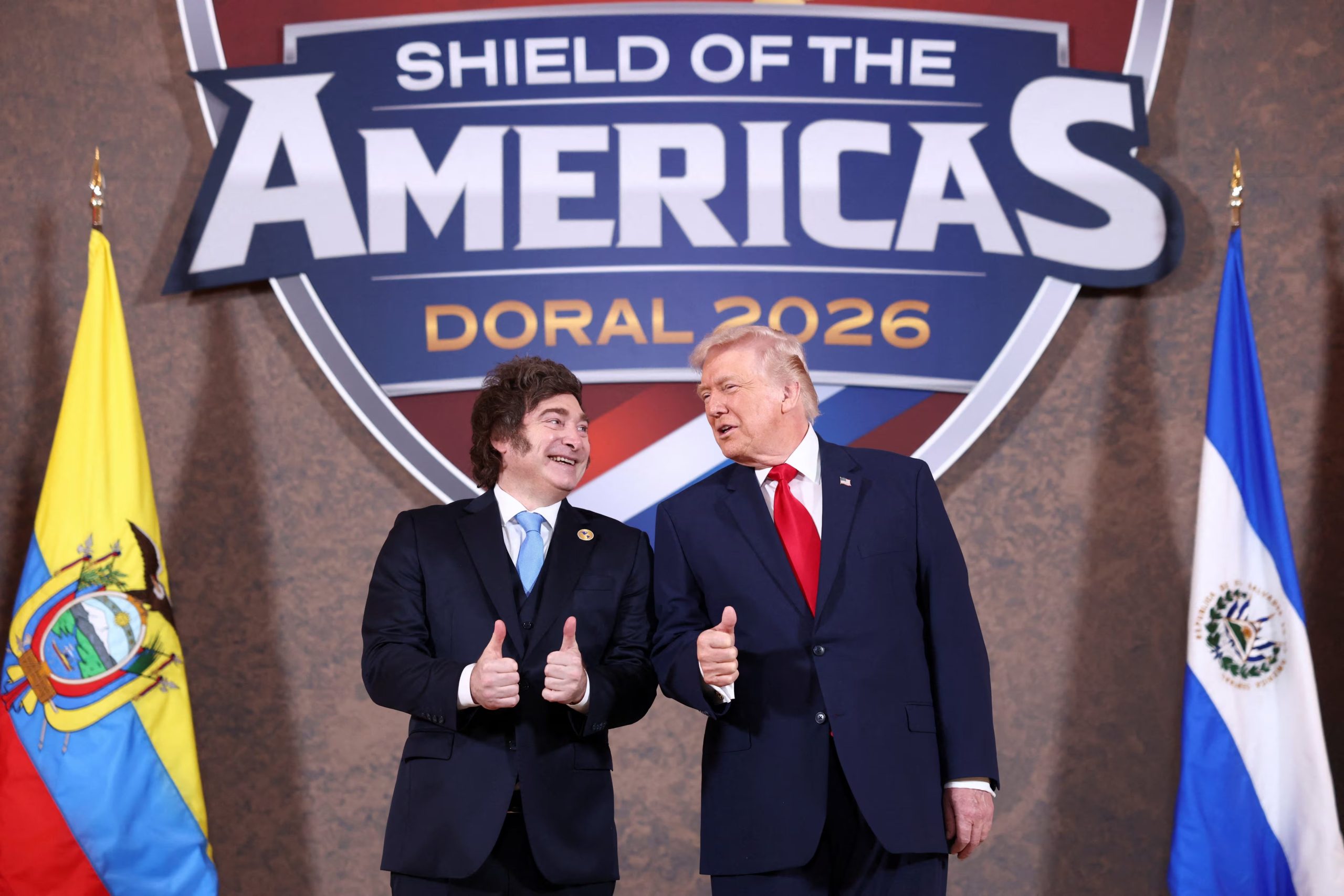 Donald Trump y Javier Milei durante la firma de la iniciativa Escudo de las Américas en Miami, (Estados Unidos)