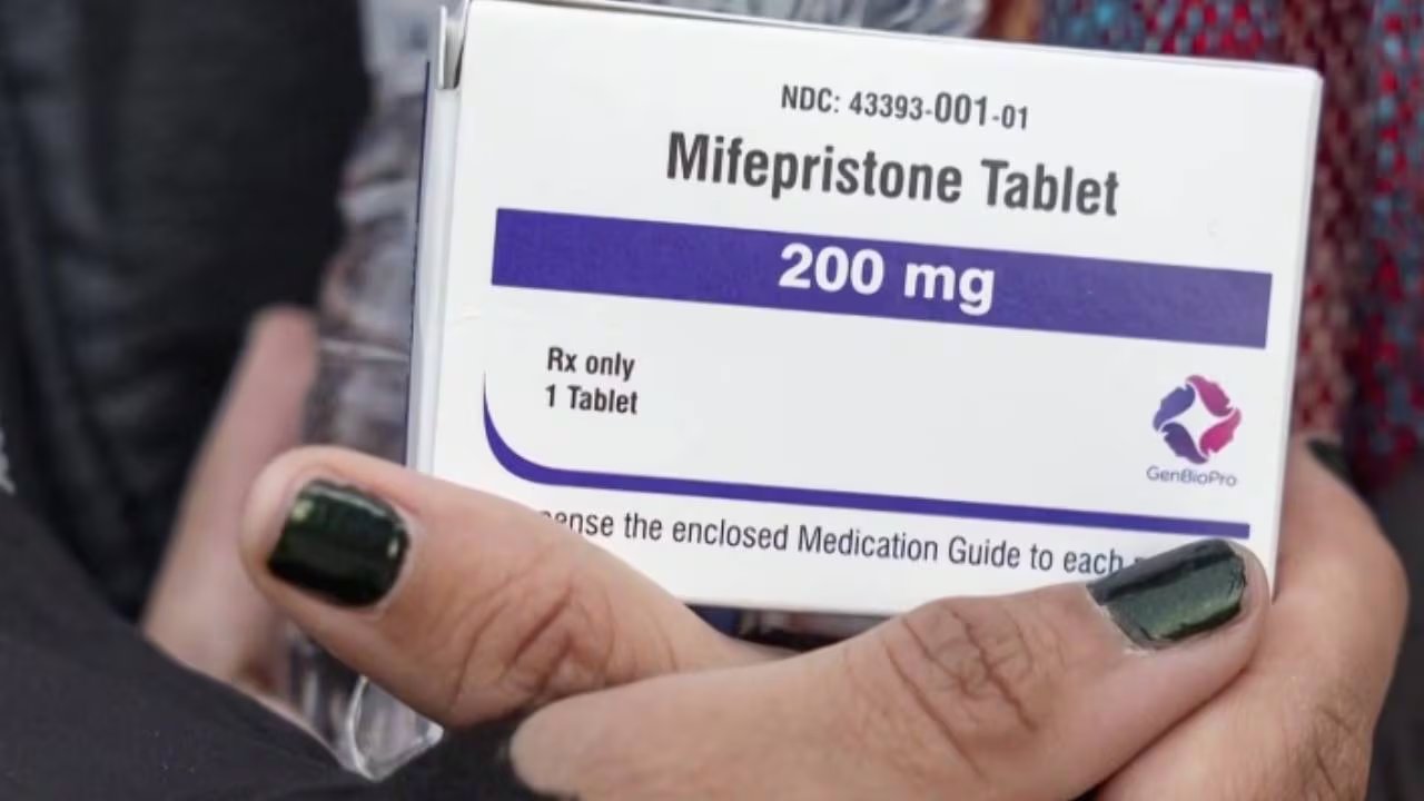 La mifepristona se utiliza en aproximadamente el 66% de los abortos realizados en Estados Unidos, según datos de 2023 (AP)