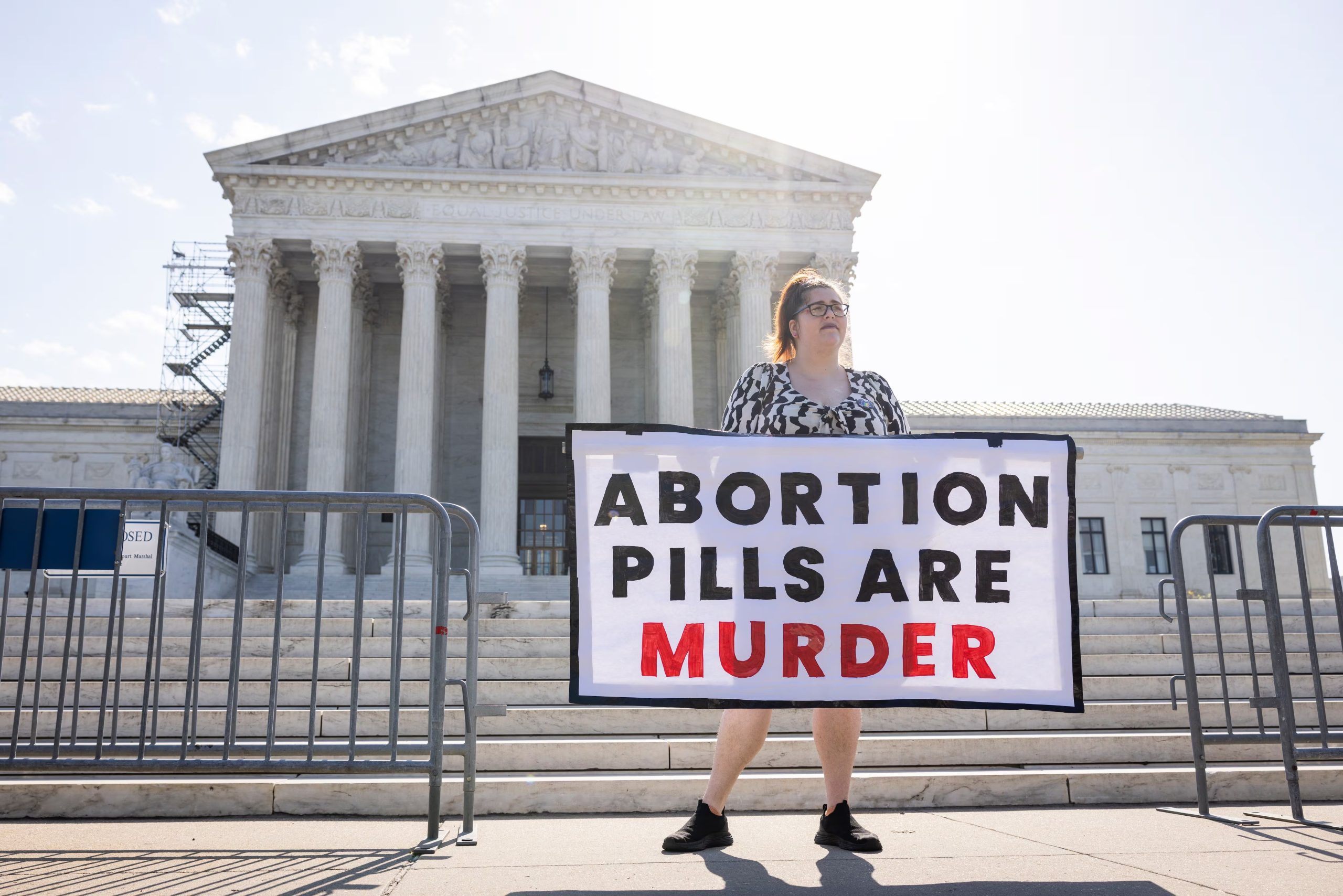 El debate enfrenta a grupos antiaborto, la FDA y farmacéuticas, con reclamos sobre la seguridad y aprobación del medicamento (EFE/Jim Lo Scalzo)