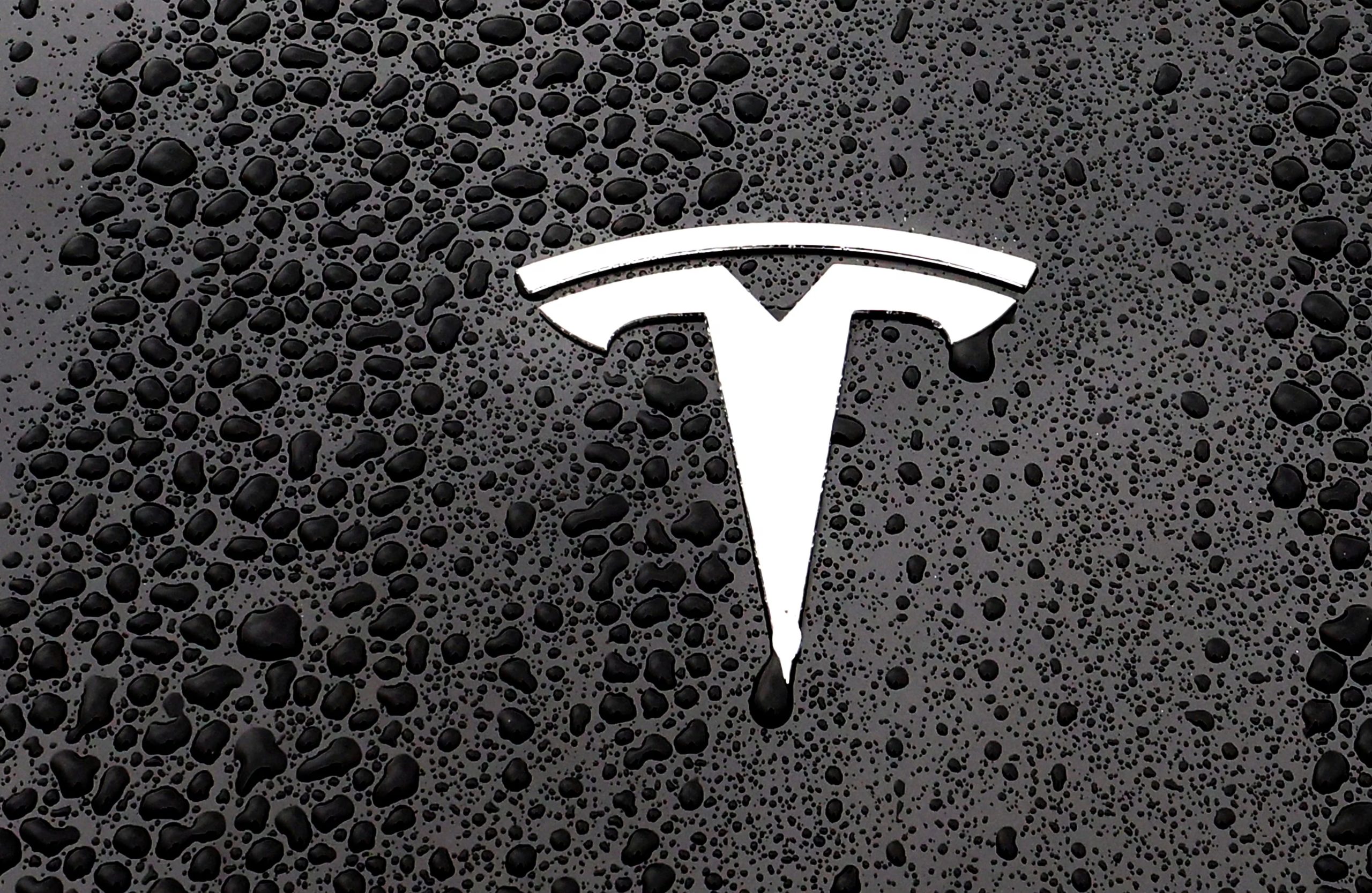 Durante su primer año en el mercado, el Tesla Cybertruck acumuló hasta cinco llamadas a revisión por fallas mecánicas y estructurales diversas. (REUTERS/Yves Herman/File Photo)
