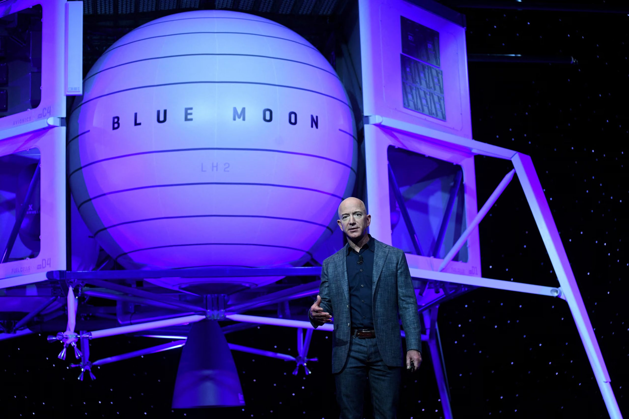 Starship de SpaceX y Blue Moon de Blue Origin deberán demostrar acoplamiento y transferencia de combustible criogénico en órbita antes del alunizaje (REUTERS/Clodagh Kilcoyne)