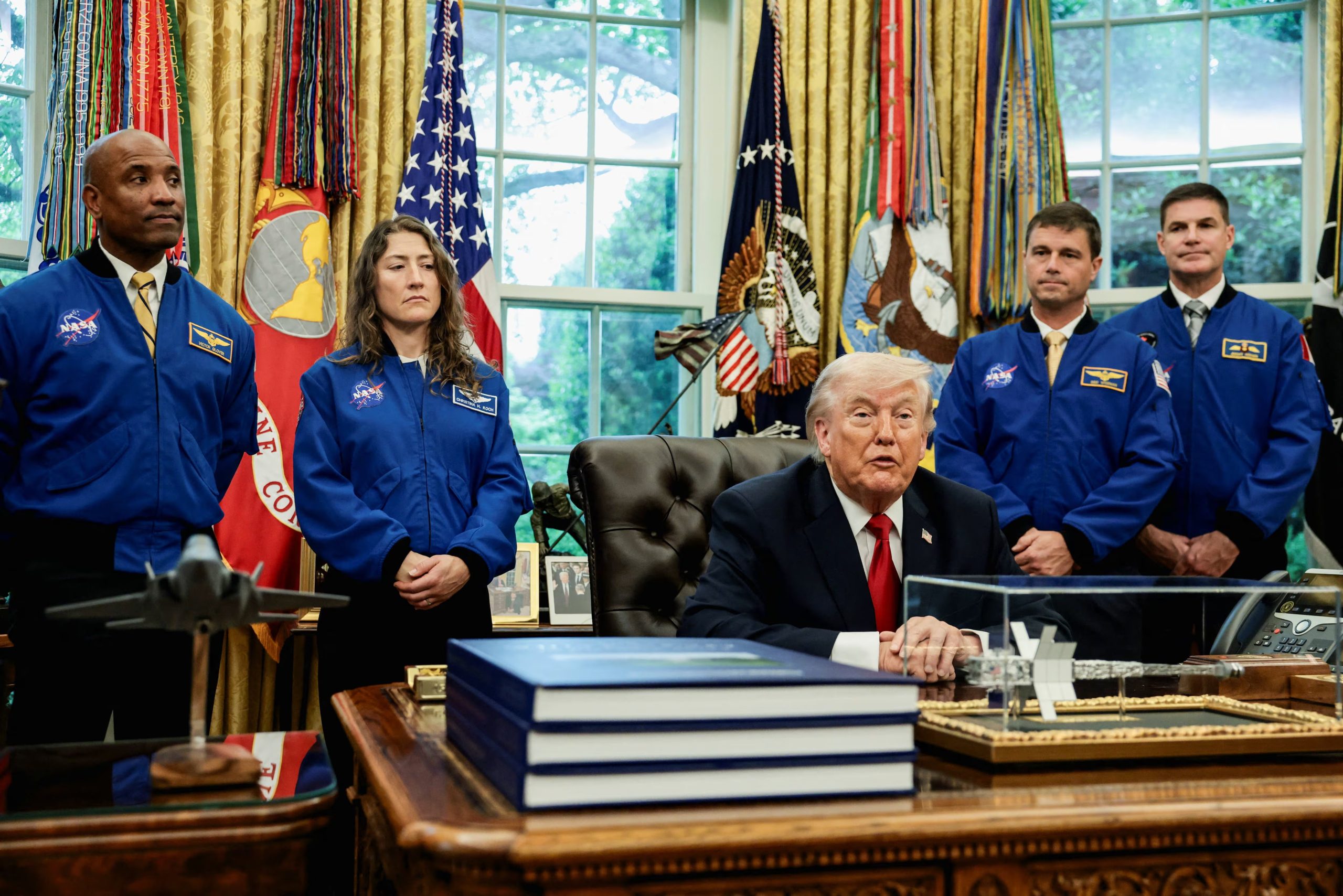 El presidente Donald Trump recibe a los astronautas de Artemis II en el Salón Oval de la Casa Blanca (REUTERS/Evelyn Hockstein)