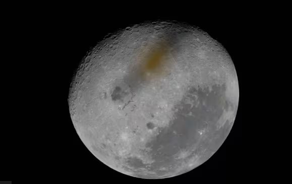Esta imagen muestra la Luna con una región marrón, casi color óxido, en su superficie. Durante su viaje alrededor de la Luna, los astronautas de Artemis 2 describieron haber visto tonos marrones, verdes y otros colores sutiles en la superficie lunar. (NASA)

