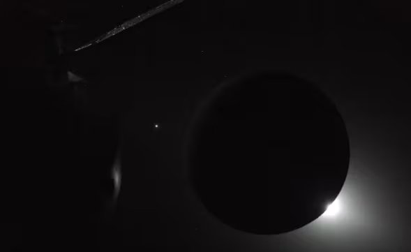 Foto del eclipse solar desde la cápsula Orión (NASA)