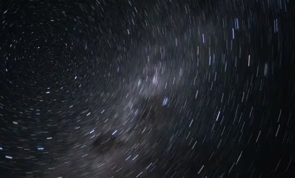 Esta es una exposición de seis segundos de las estrellas vistas desde la ventana de Integrity. (NASA)