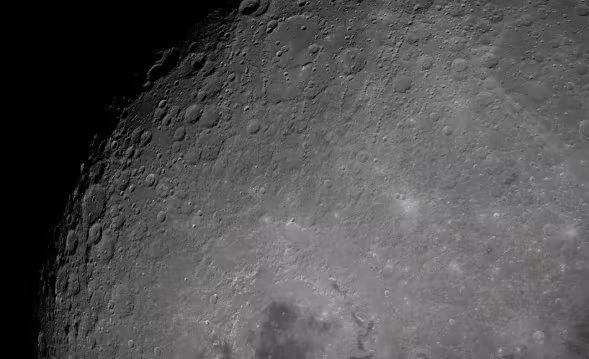 Esta imagen de la superficie lunar muestra dos pequeños cráteres que la tripulación de Artemis 2 nombró. A uno lo llamaron 