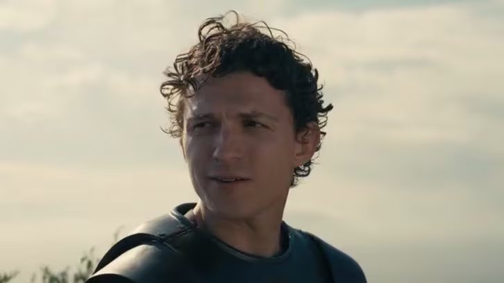 La película presenta a Tom Holland en el papel de Telémaco, aliado clave en la defensa del reino de Penélope (Universal Pictures)