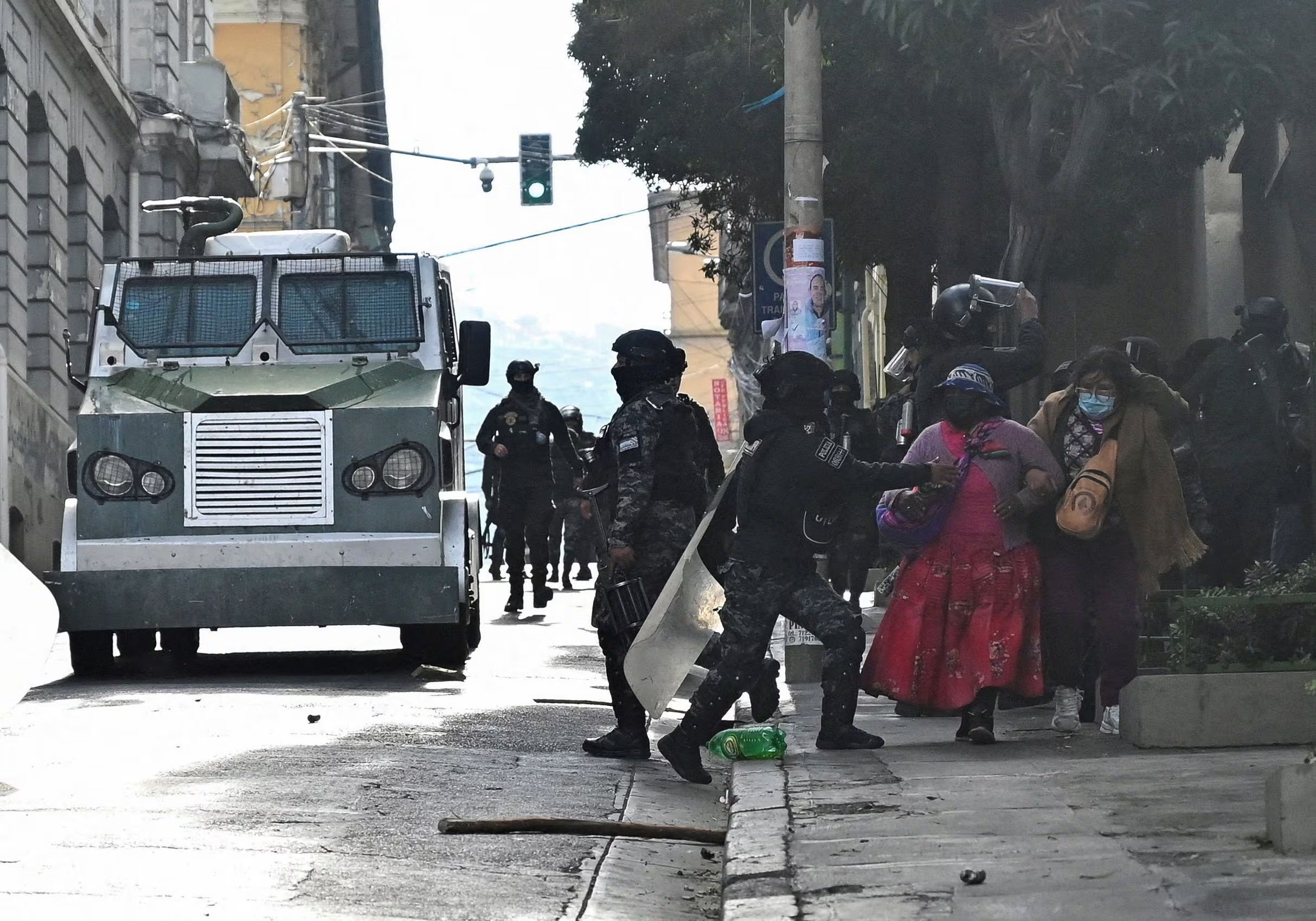 Los enfrentamientos dejaron agentes heridos y obligaron a evacuar edificios públicos en el centro de La Paz (Reuters)