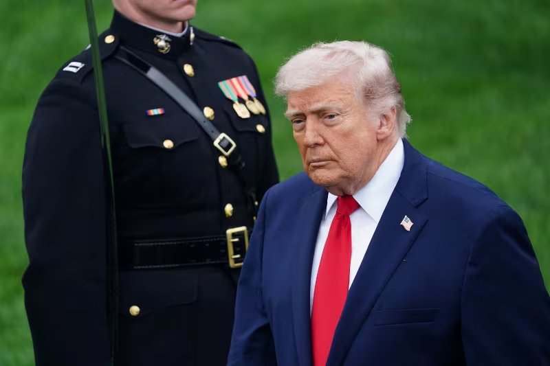 En paralelo, funcionarios estadounidenses señalaron que Trump recibió informes sobre posibles nuevos ataques para presionar a Irán a negociar (REUTERS)