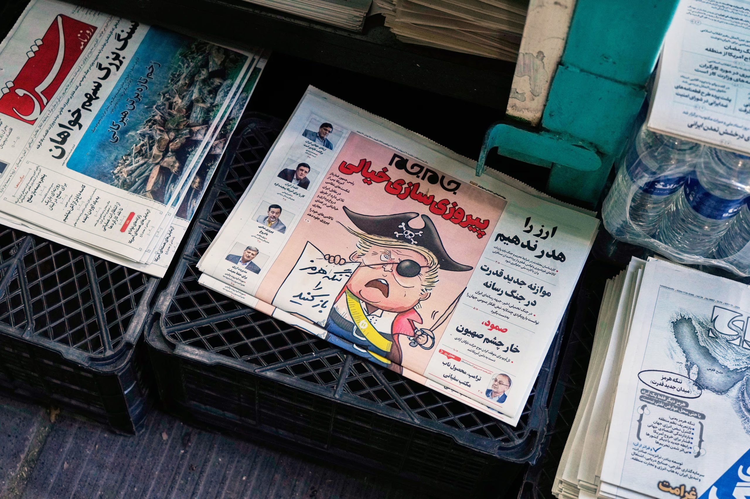 La portada de la edición del domingo 10 de mayo de 2026 del periódico iraní Jamejam muestra una caricatura que satiriza al presidente estadounidense Donald Trump y que pregunta: 