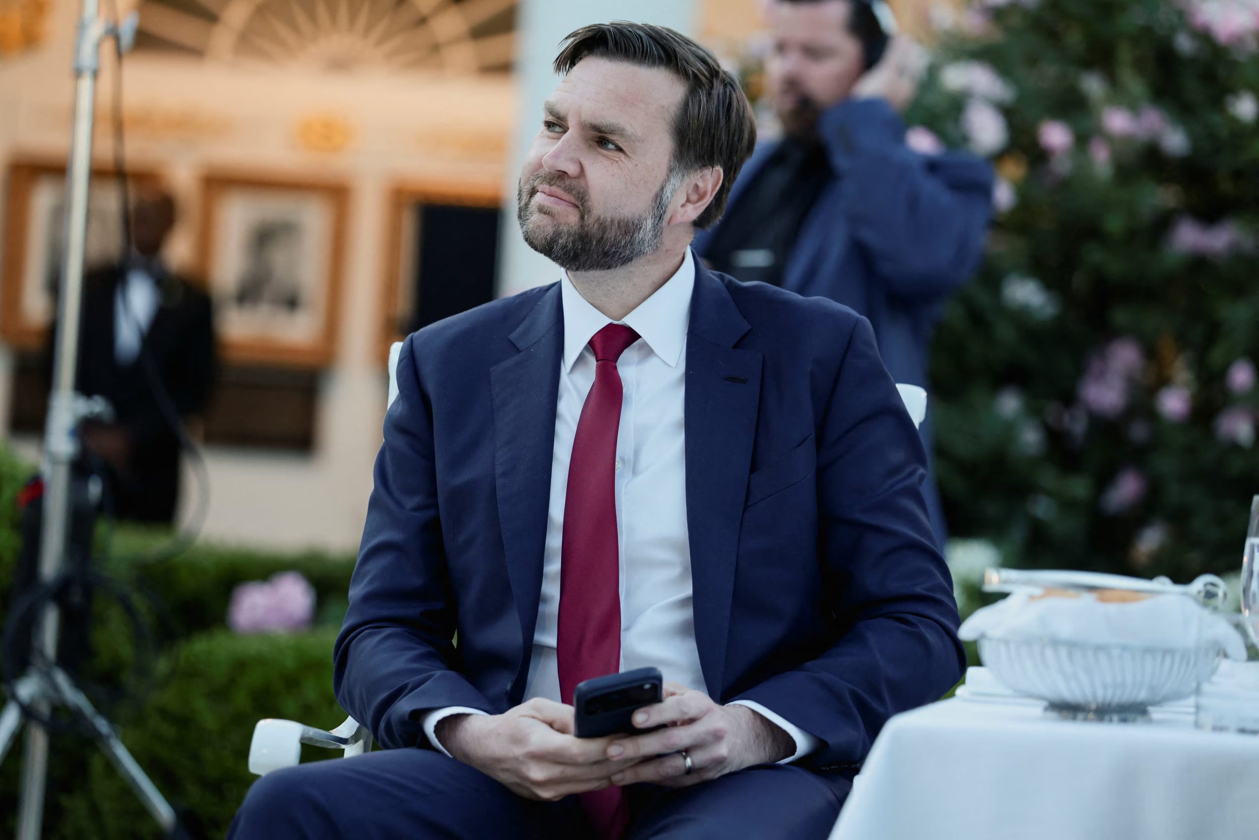 El vicepresidente de Estados Unidos, JD Vance, escucha el discurso del presidente Donald Trump durante la segunda cena del 