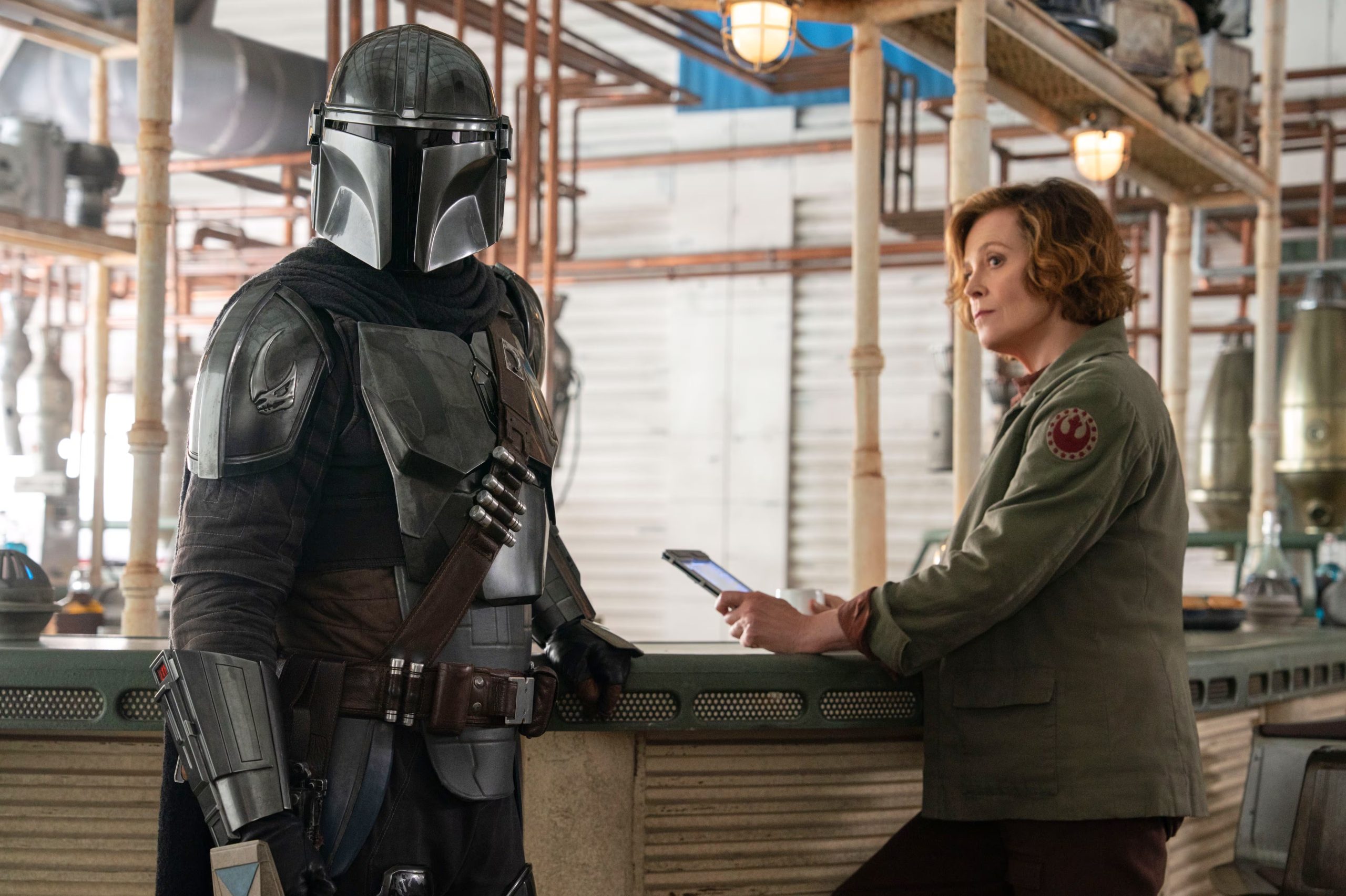 La participación de Sigourney Weaver y Jeremy Allen White en The Mandalorian and Grogu suma figuras de renombre y profundidad a los nuevos personajes de la saga (Lucasfilm Ltd. - Disney via AP)