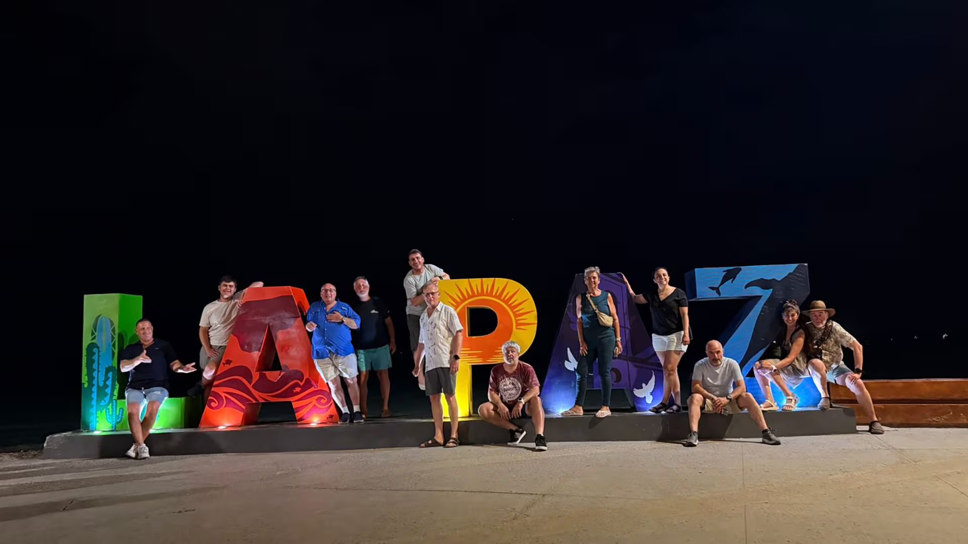 En La Paz, Baja California, México, la pareja posa junto a su grupo 