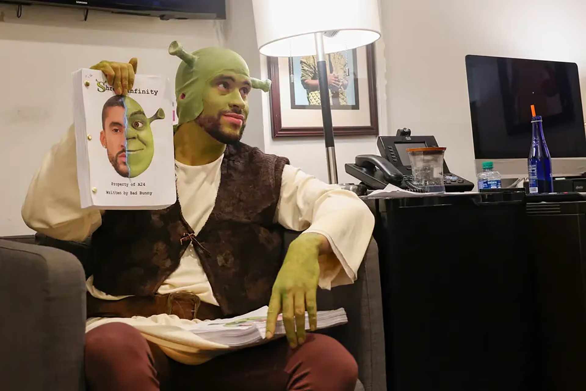 La peculiar figura de Shrek fue adoptada globalmente como meme, inspirando fiestas temáticas, GIF virales y hasta tatuajes entre fanáticos de varias generaciones. Aquí, Bad Bunny