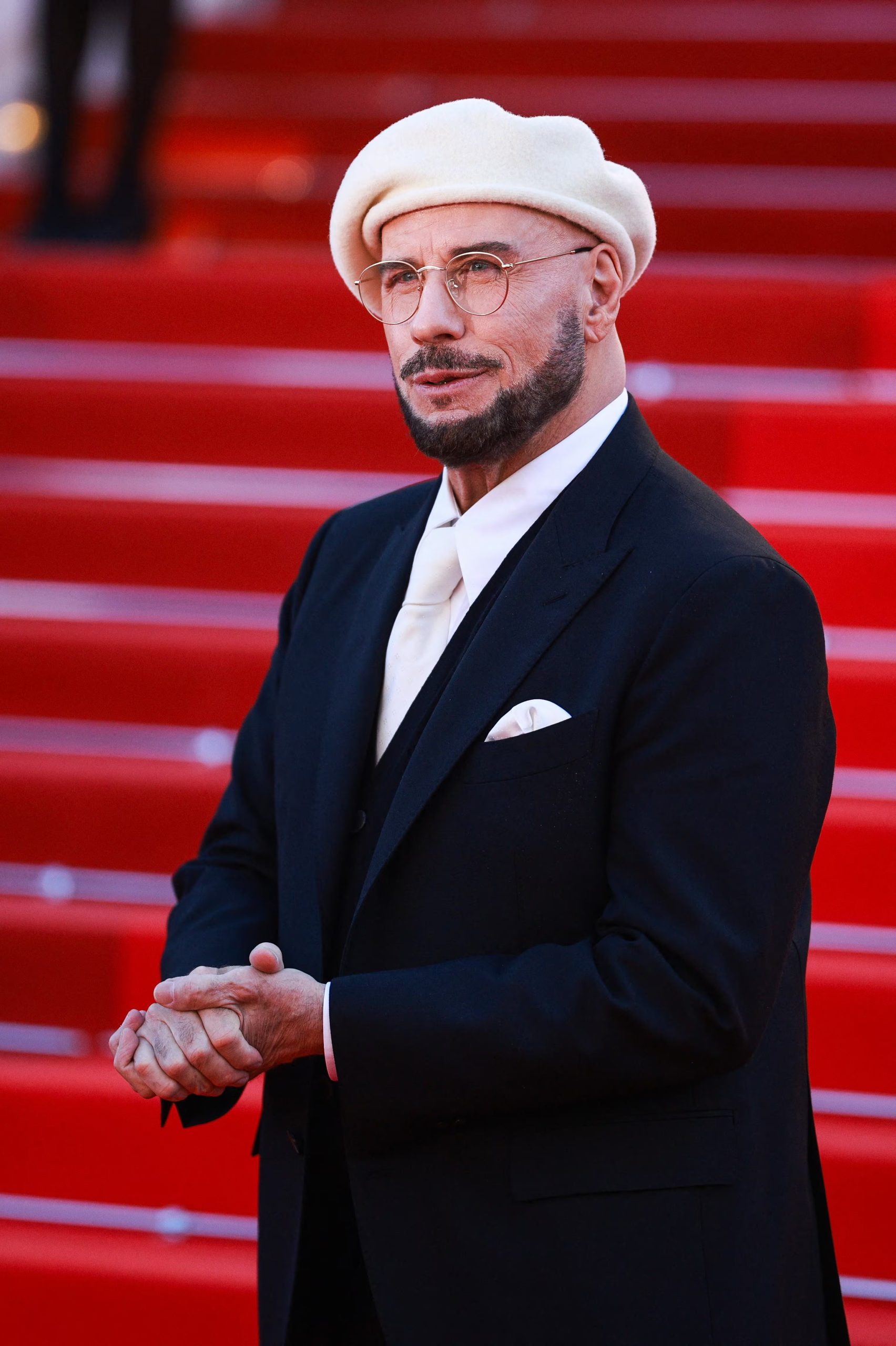 El actor sorprende al incorporar una boina de lana marfil, desafiando la etiqueta tradicional y rindiendo homenaje al cine francés REUTERS/Marko Djurica