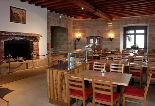 La chimenea de piedra fue un regalo de Benito Mussolini