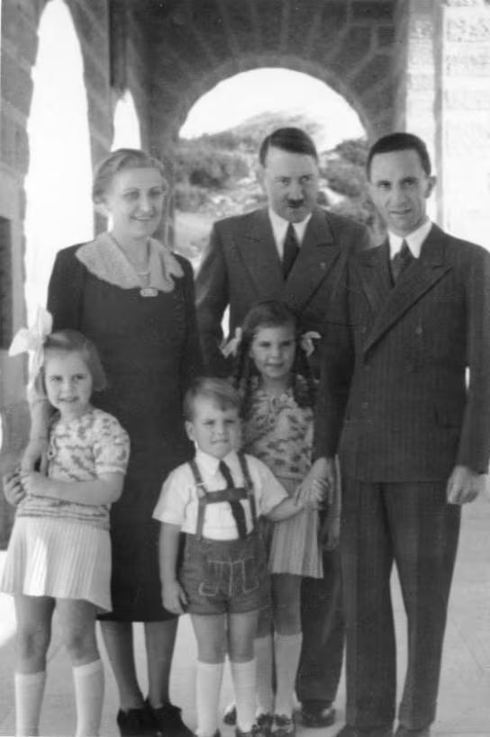 Hitler junto a Goebbels y su familia en el 