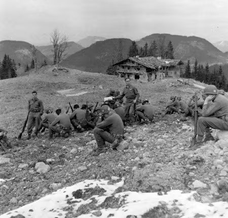Soldados de Estados Unidos descansan en las afueras del 