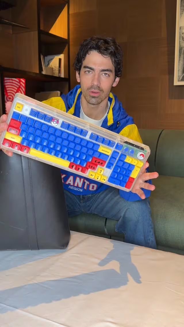 Artículos de ropa, juguetes y tecnología integran la oferta pensada para entrenadores veteranos y nuevos fans. (Instagram /joejonas)