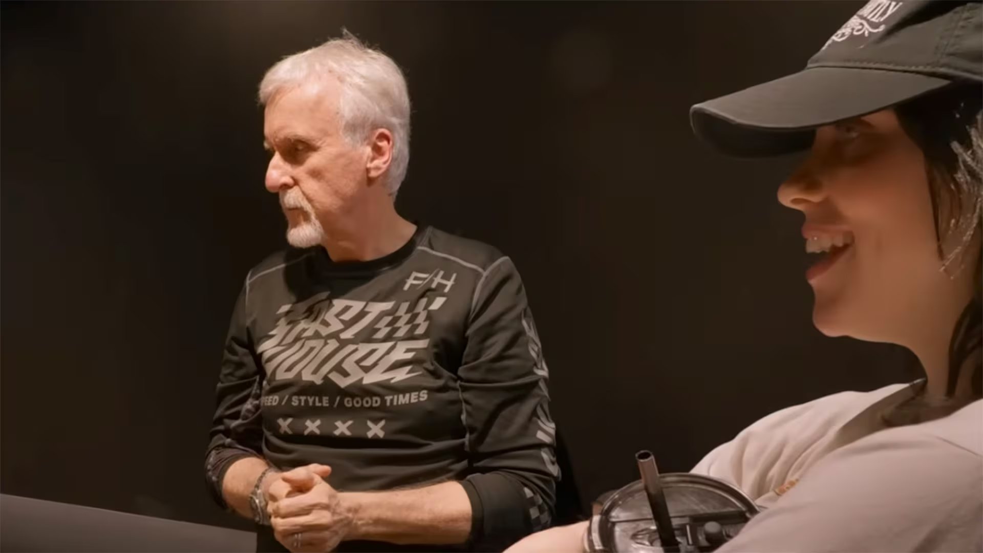 La autenticidad de Billie Eilish y su influencia positiva en los jóvenes se reflejan en el documental, mostrando su rechazo a etiquetas y su defensa del respeto y la comodidad personal (YouTube/Paramount Pictures)