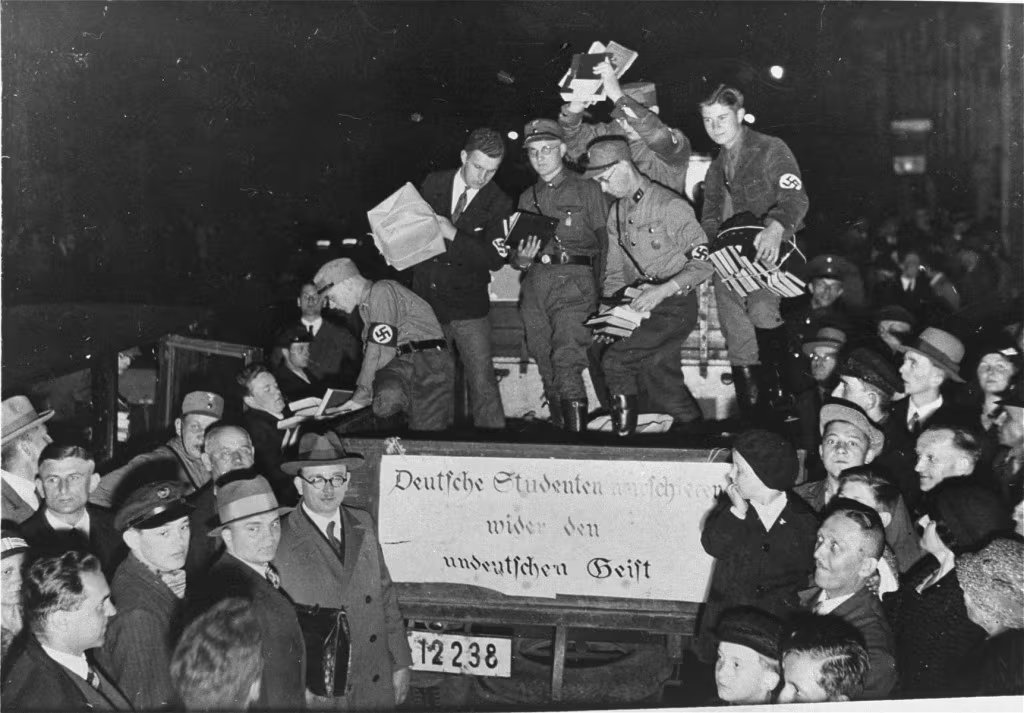 Miles de estudiantes universitarios alemanes, apoyados por las SA y funcionarios nazis, organizaron la quema pública de más de veinte mil libros prohibidos (Archivo Nacional de College Park)