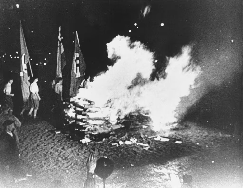 La imagen de bomberos alimentando el fuego con combustible en la Plaza de la Ópera subrayó la complicidad institucional en la purga intelectual del nazismo (Archivo Nacional de College Park)