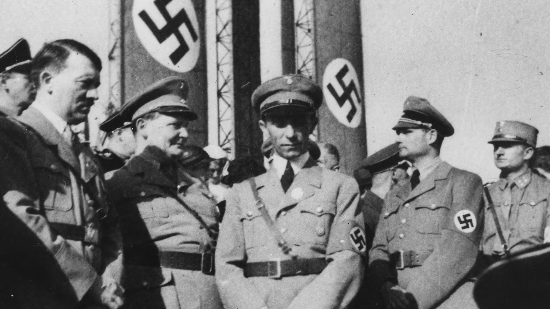 El Ministerio de Propaganda, dirigido por Joseph Goebbels, intervino asociaciones estudiantiles y coordinó la acción para transformar a los jóvenes en agentes de la revolución nazi (Archivo Nacional de College Park)
